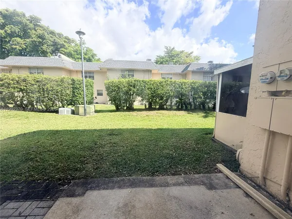 $2,000 | 7505 Kimberly Boulevard, Unit 125, North Lauderdale, FL 33068