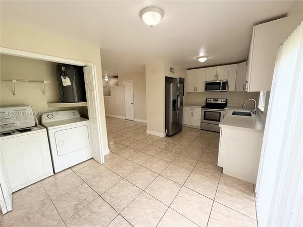 $2,000 | 7505 Kimberly Boulevard, Unit 125, North Lauderdale, FL 33068