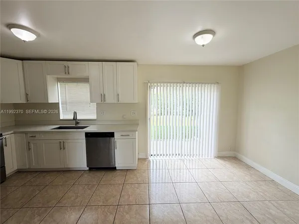 $2,000 | 7505 Kimberly Boulevard, Unit 125, North Lauderdale, FL 33068