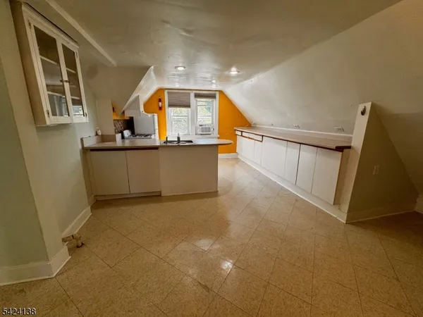 $1,650 | 160 Chestnut Street, Unit 2, Montclair, NJ 07042