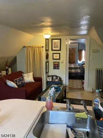 $1,650 | 160 Chestnut Street, Unit 2, Montclair, NJ 07042