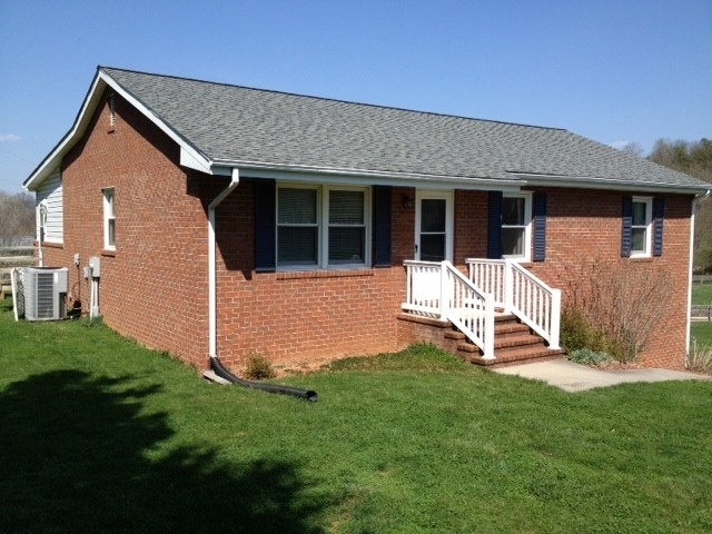 52 Arch Mill Road Fincastle, VA 24090 - Photo 5 of 42 Front of Home w Side View