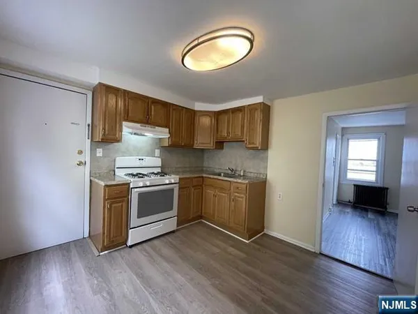 $1,600 | 49 Downing Street, Unit 2, Newark, NJ 07105