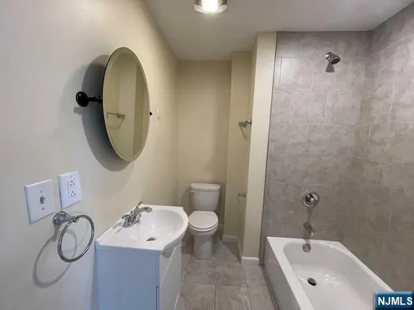 $1,600 | 49 Downing Street, Unit 2, Newark, NJ 07105