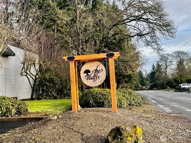 a sign that is sitting on a brick wall