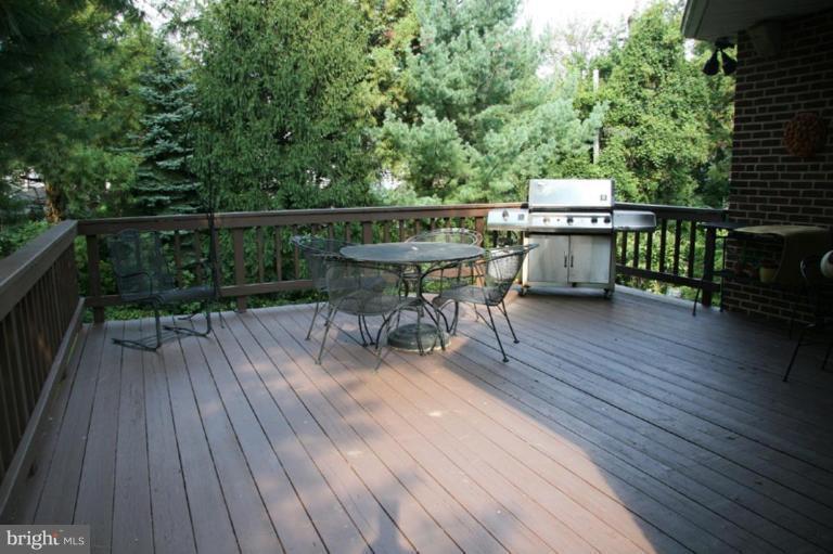 5704 Greenleaf Road Baltimore, MD 21210 - Photo 3 of 23 Deck