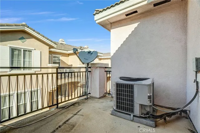 a view of entryway with a front door