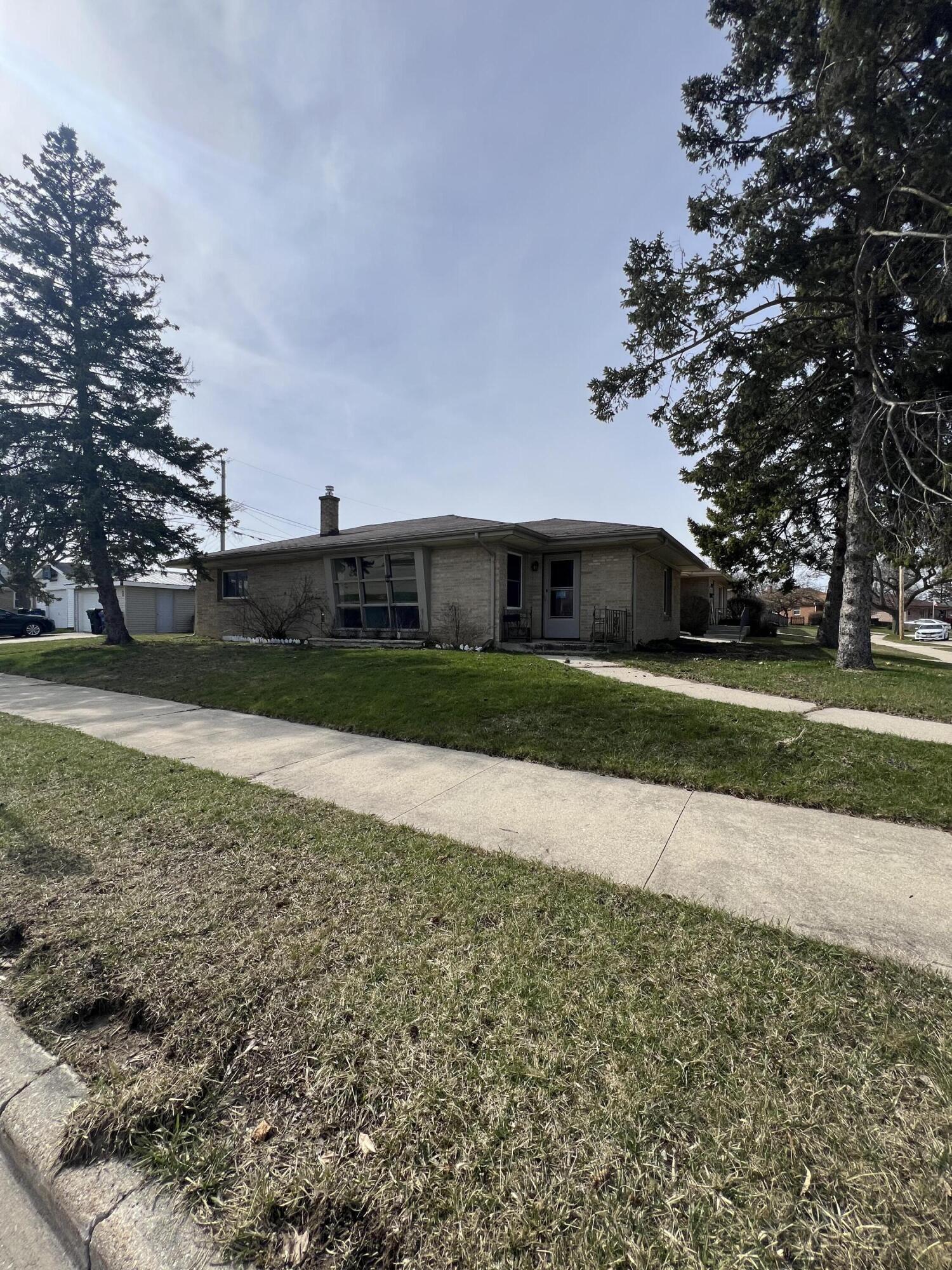 1854 Jupiter Avenue Racine, WI 53404 - Photo 1 of 15 1854 Jupiter