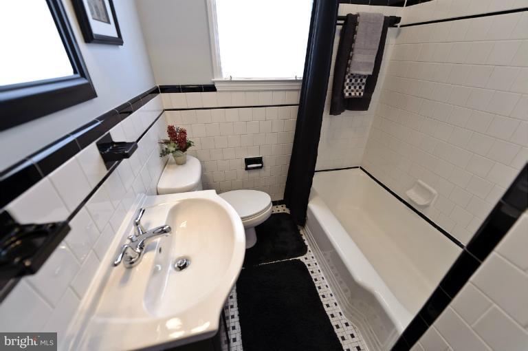 713 Charing Cross Road Baltimore, MD 21229 - Photo 11 of 29 a bathroom with a bathtub and toilet