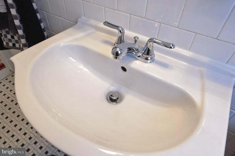 713 Charing Cross Road Baltimore, MD 21229 - Photo 3 of 29 a close view of a sink