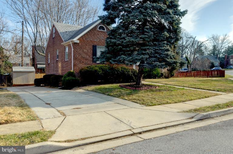713 Charing Cross Road Baltimore, MD 21229 - Photo 22 of 29 a view of a street with houses