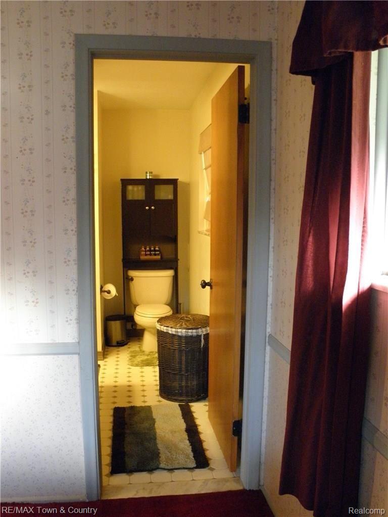 3186 Red Barn Road Flint, MI 48507 - Photo 23 of 28 Bathroom access from master bedroom