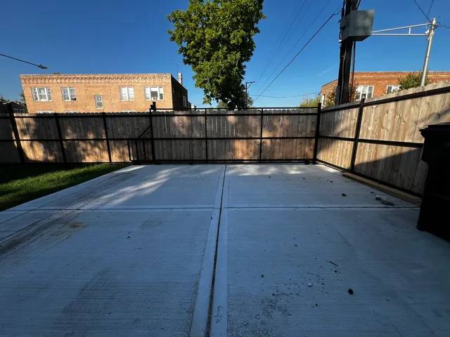 a view of a backyard