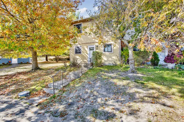 a view of yard with tree
