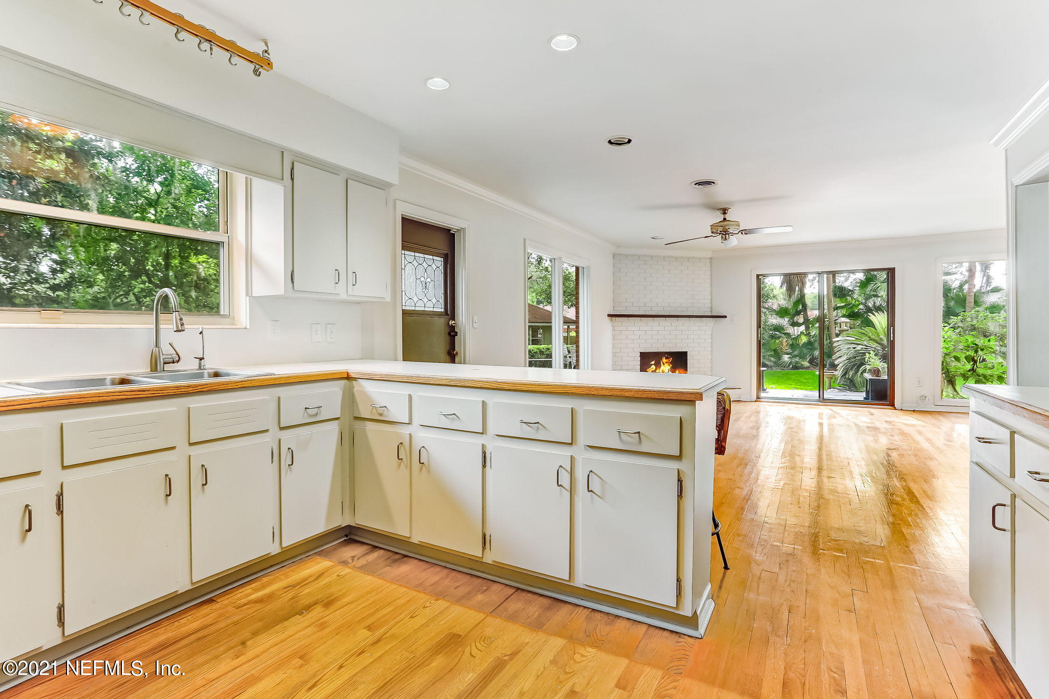 6841 Estrada Road Jacksonville, FL 32217 - Photo 10 of 48 Kitchen Overlooking Family Room