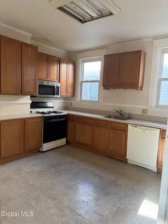 $1,800 | 535 Hamilton Street, Albany, NY 12203