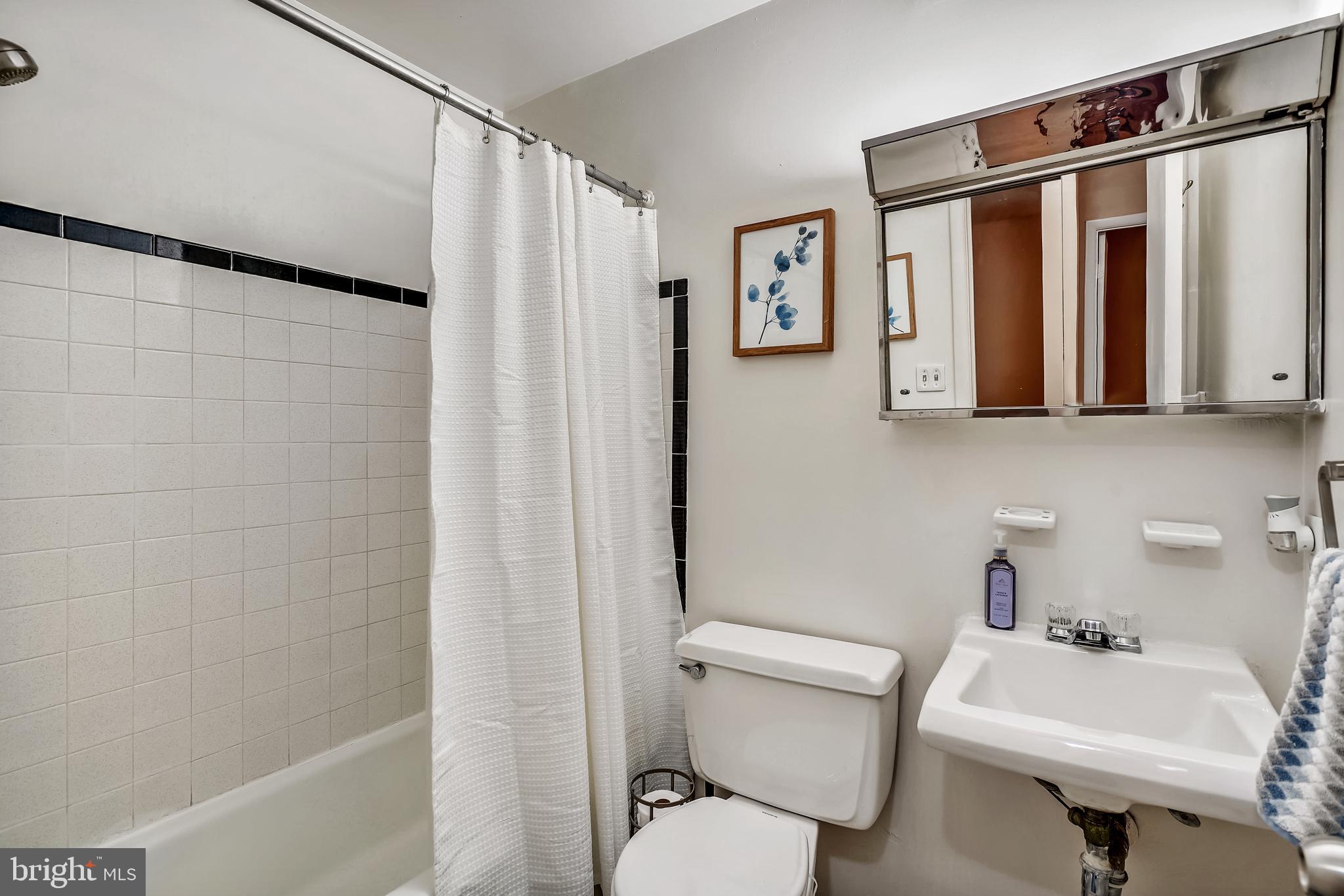 8044 Sandy Spring Road Laurel, MD 20707 - Photo 25 of 36 Main bathroom