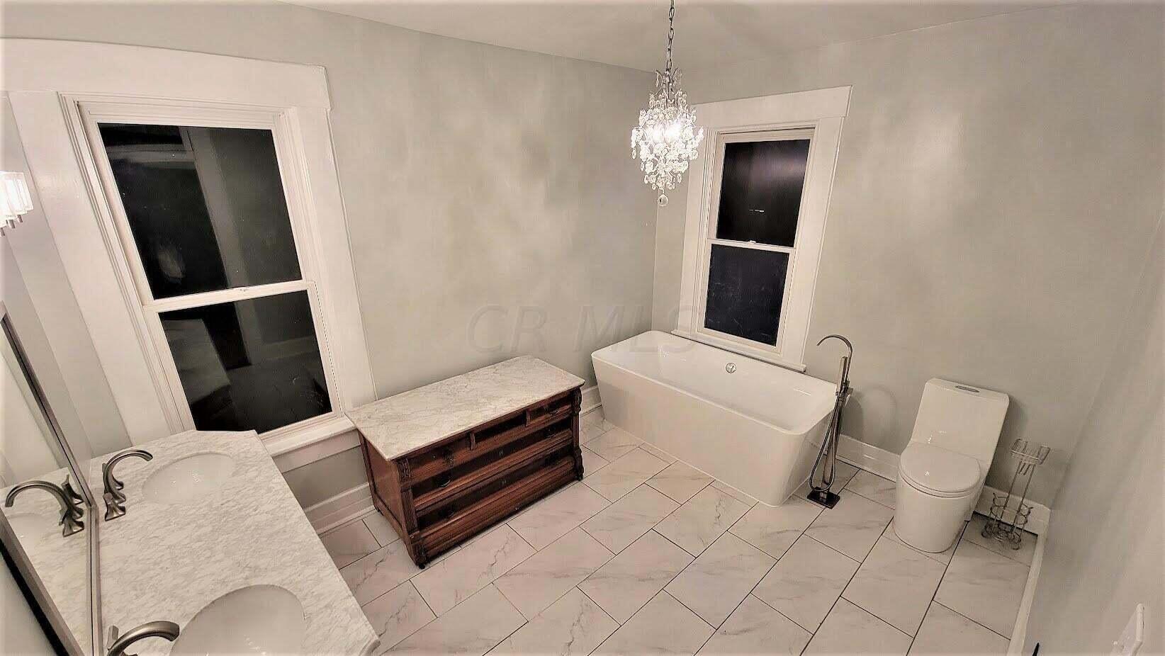 1126 Bryden Road, Unit 28 Columbus, OH 43205 - Photo 9 of 12 1126brydenbath1