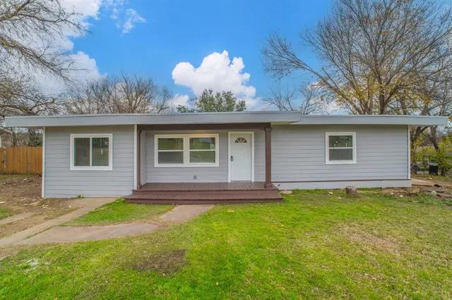 $270,000 | 1704 Hillside Drive, River Oaks, TX 76114