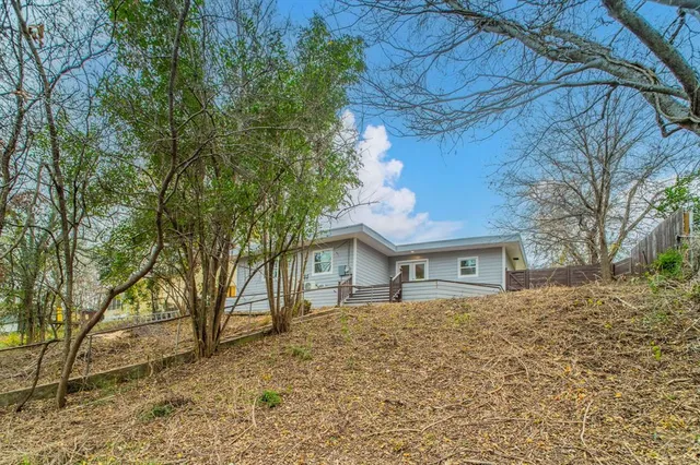 $270,000 | 1704 Hillside Drive, River Oaks, TX 76114
