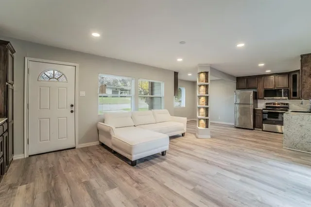 $270,000 | 1704 Hillside Drive, River Oaks, TX 76114