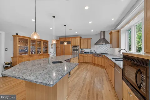 $2,085,000 | 303 Talahi Road Southeast, Vienna, VA 22180
