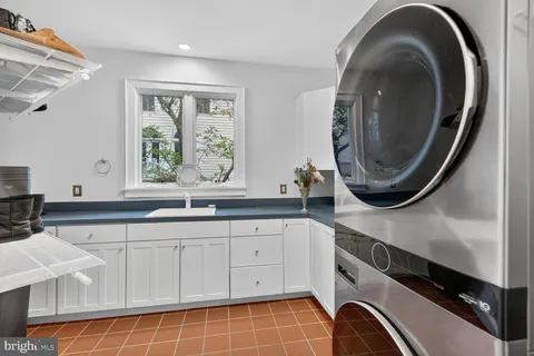 $2,085,000 | 303 Talahi Road Southeast, Vienna, VA 22180
