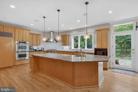 $2,085,000 | 303 Talahi Road Southeast, Vienna, VA 22180