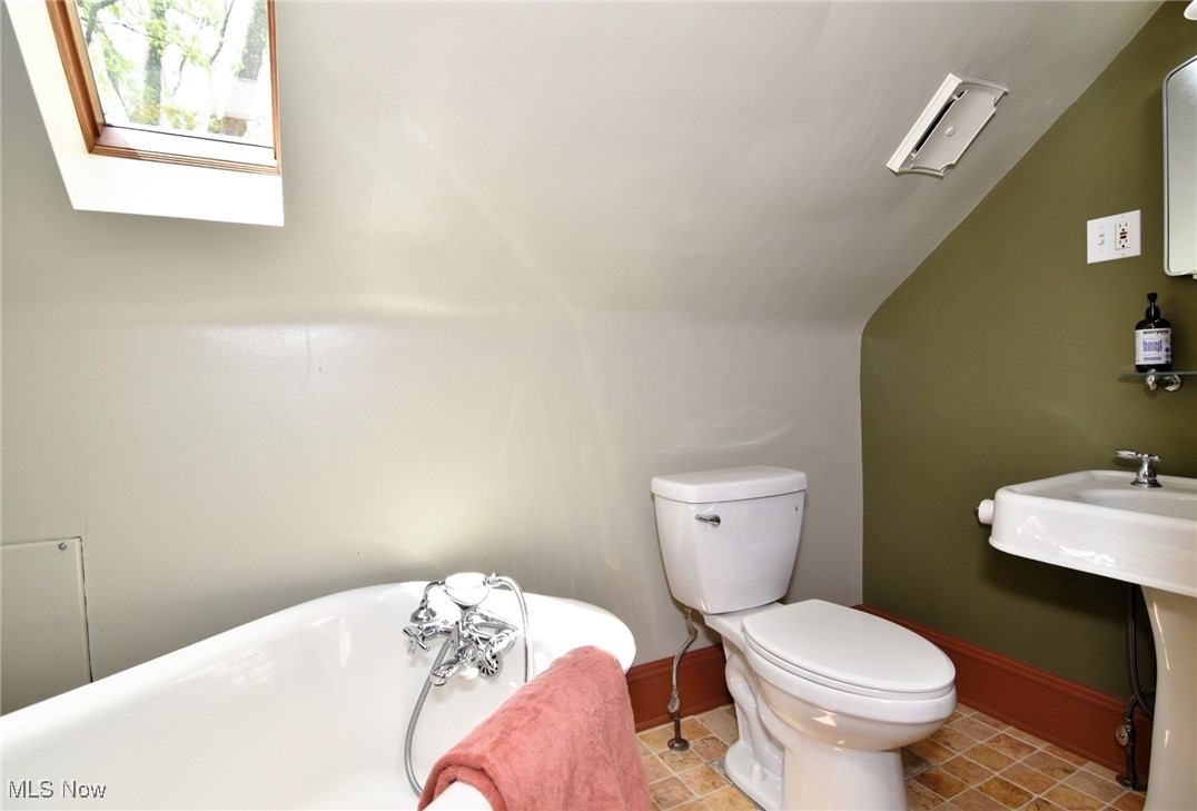 2500 Lee Road Cleveland, OH 44118 - Photo 22 of 30 3rd floor bath