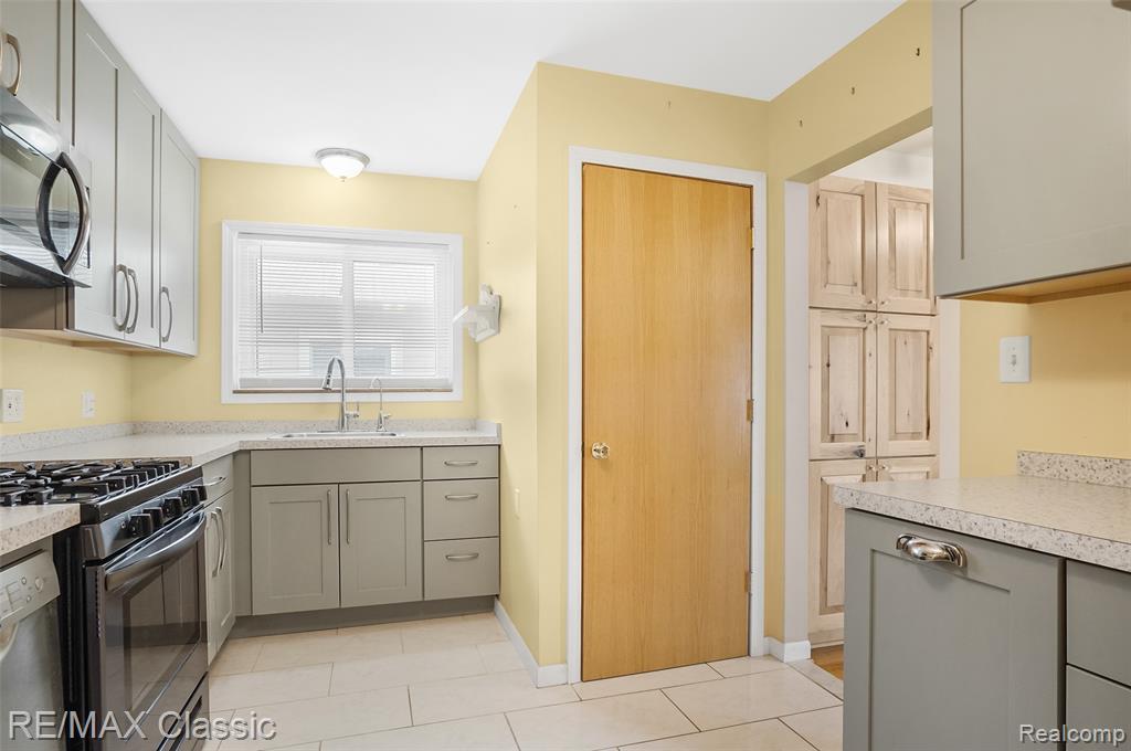 7218 Sterling Street Center Line, MI 48015 - Photo 5 of 27