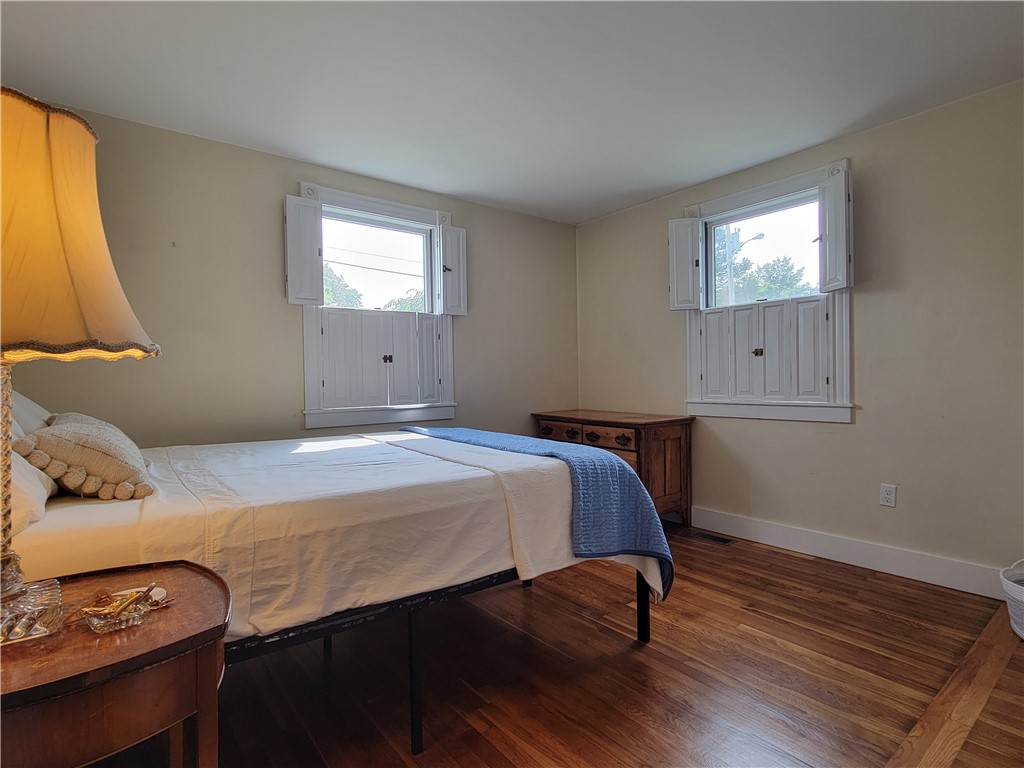 23 Morgan Street Newport, RI 02840 - Photo 15 of 30 Spacious bedrooms with attractive minimalist decor