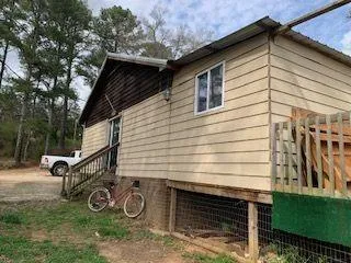 a view of a house with backyard