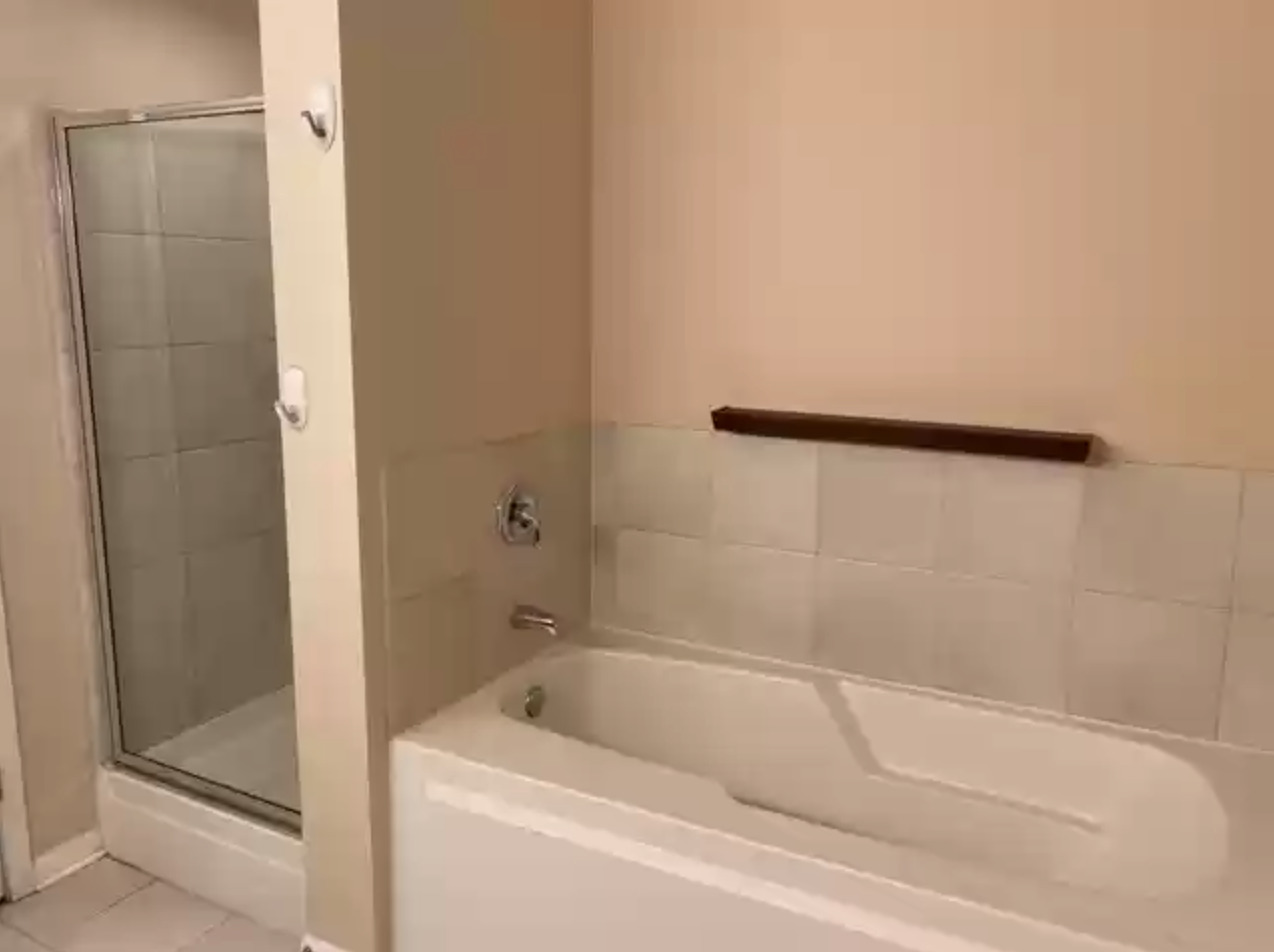 1200 West Monroe Street, Unit 603 Chicago, IL 60607 - Photo 7 of 11 a bathroom with a bathtub
