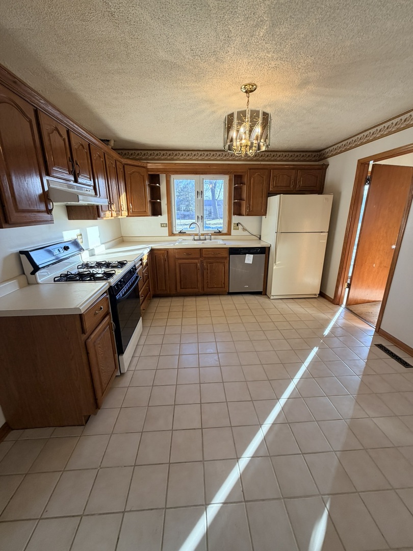 6837 113th Street Worth, IL 60482 - Photo 2 of 13