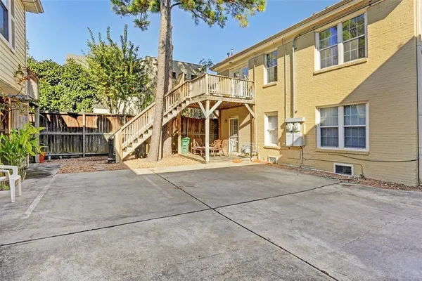 $2,000 | 2424 Brun Street, Houston, TX 77019