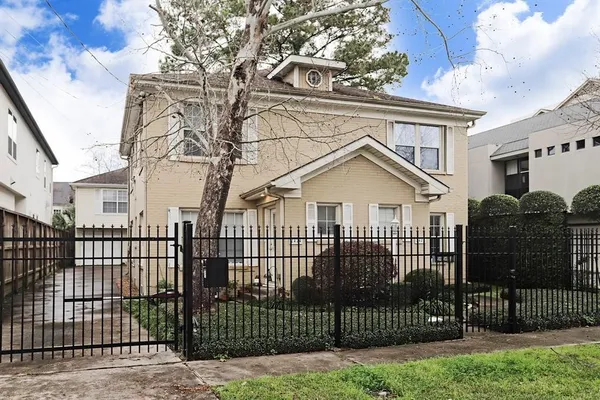 $2,000 | 2424 Brun Street, Houston, TX 77019