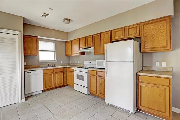 $2,000 | 2424 Brun Street, Houston, TX 77019