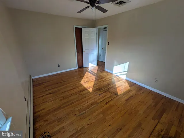 a view of empty room with a ceiling fan