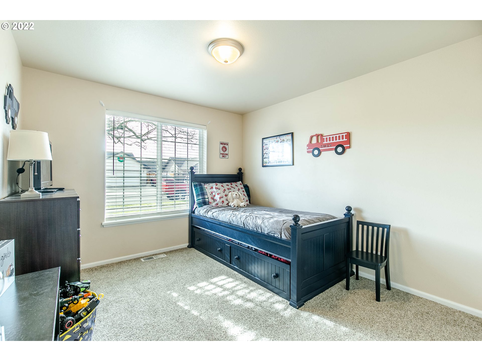 6073 Pine Ridge Place Eugene, OR 97402 - Photo 14 of 18 a living room with furniture and a window