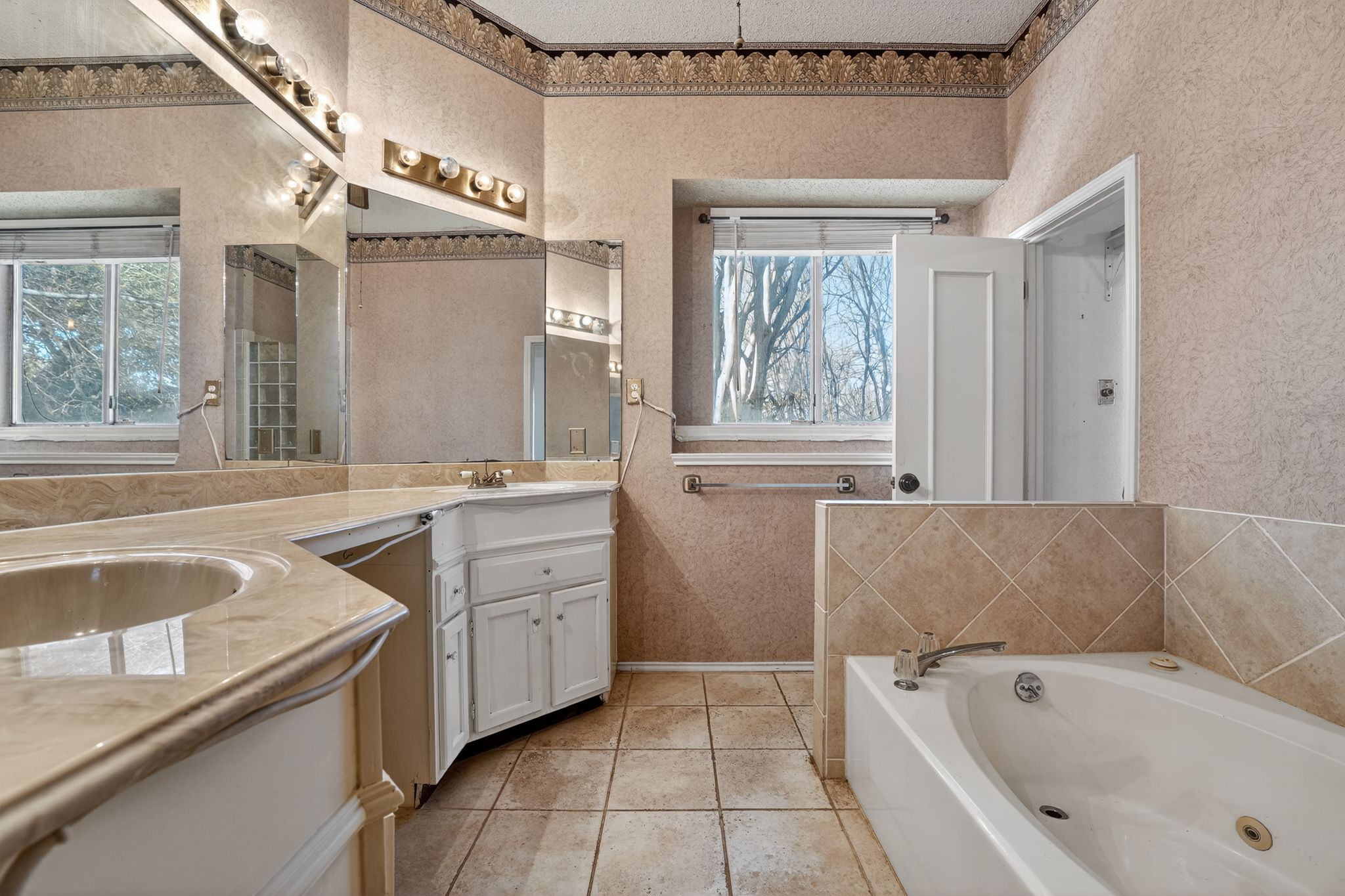 2113 Cervin Boulevard Austin, TX 78728 - Photo 20 of 27 Primary bathroom