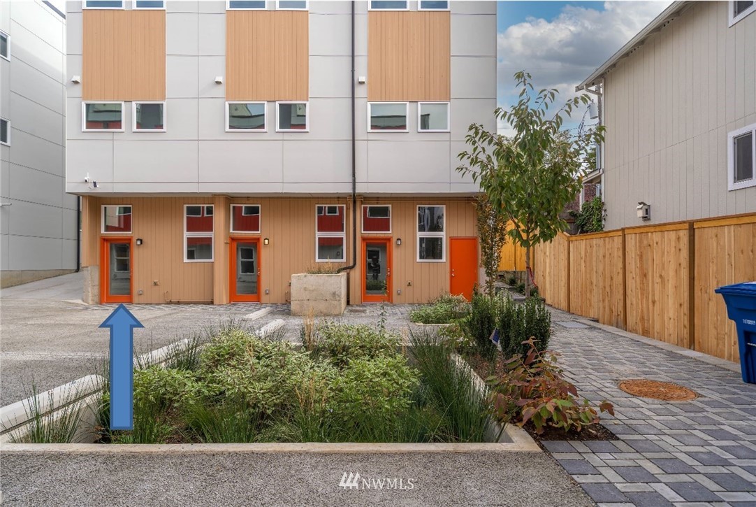 423 Martin Luther King Jr Way South, Unit A Seattle, WA 98144 - Photo 2 of 31 a front view of a house with garden