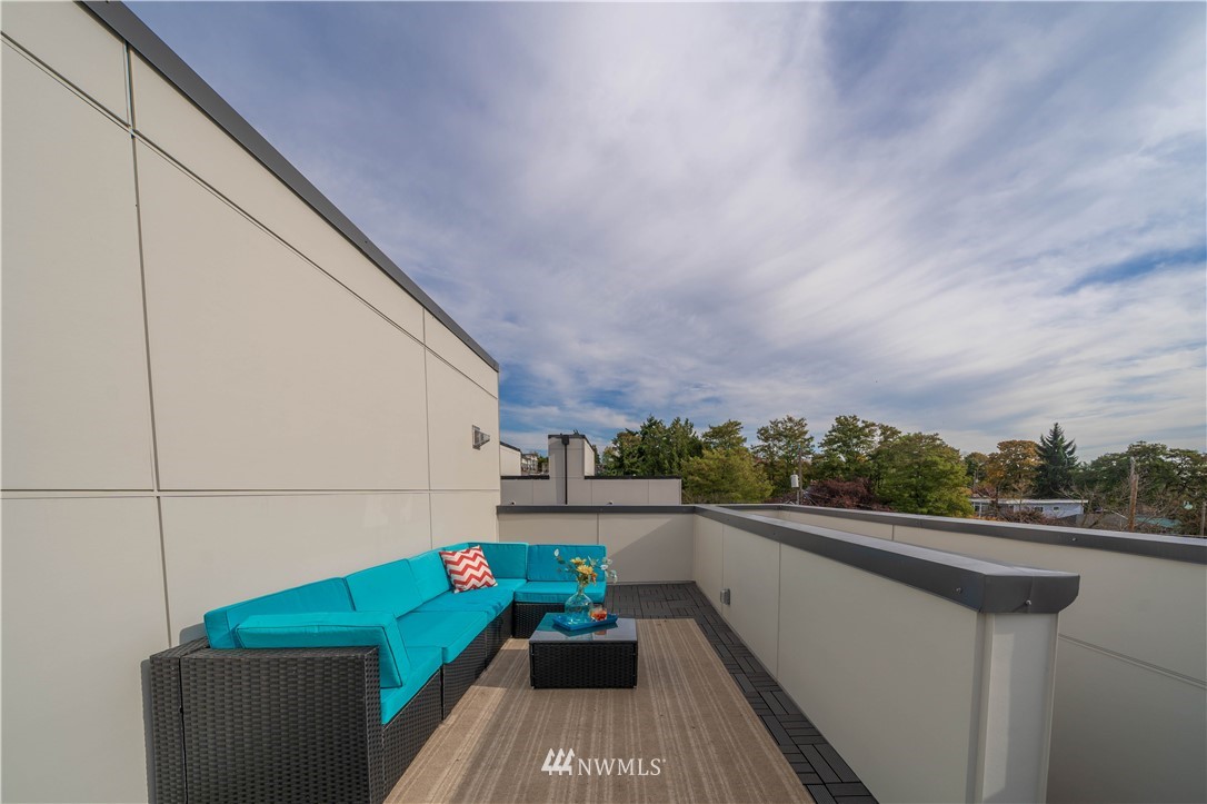 423 Martin Luther King Jr Way South, Unit A Seattle, WA 98144 - Photo 27 of 31 a view of a balcony with couches