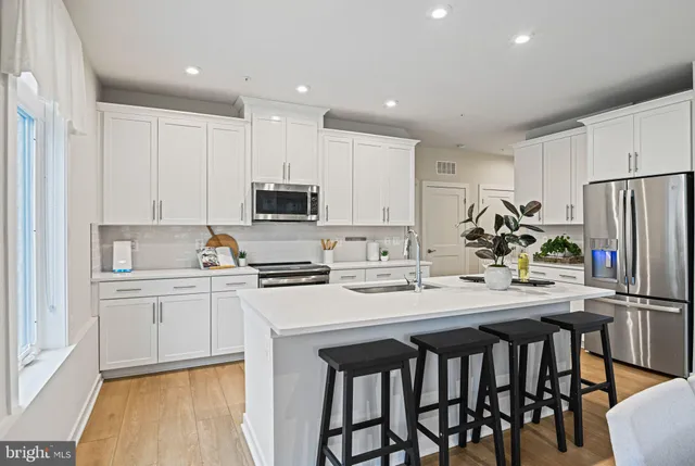 a building with a outdoor space