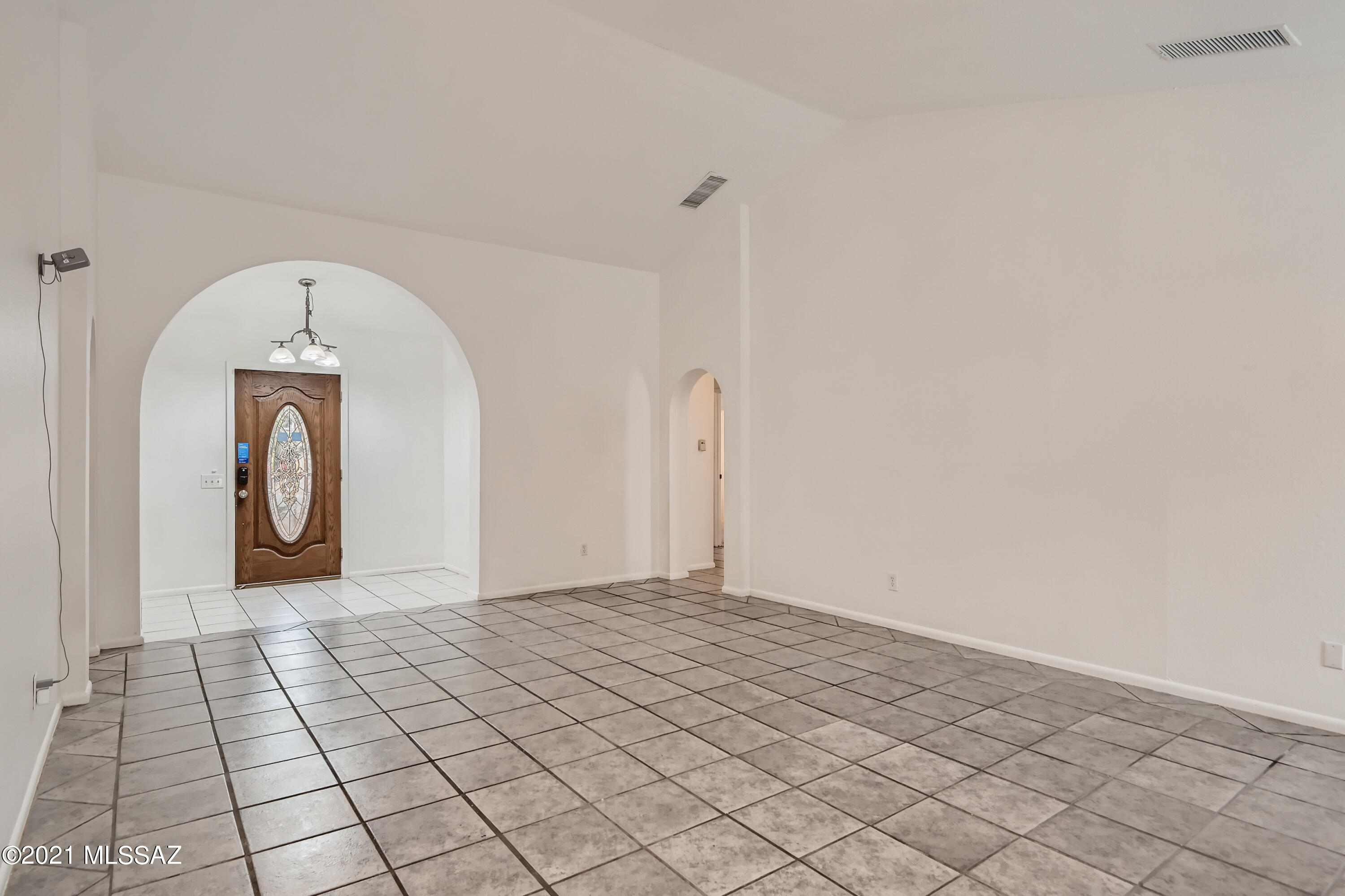 10681 Keystone Road East Tucson, AZ 85730 - Photo 6 of 33 a view of a livingroom with entryway