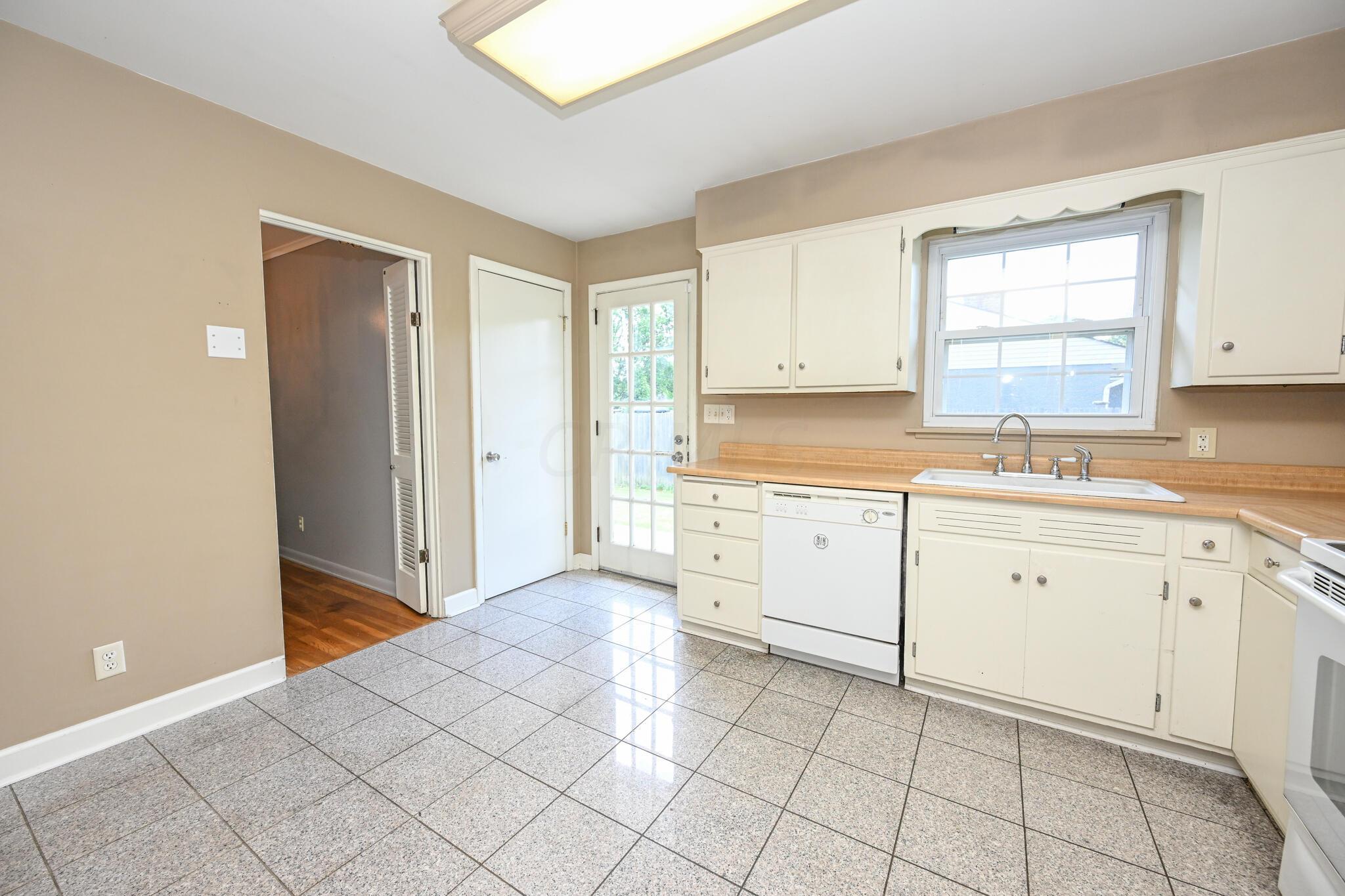 2261 Zollinger Road Columbus, OH 43221 - Photo 13 of 29 Kitchen