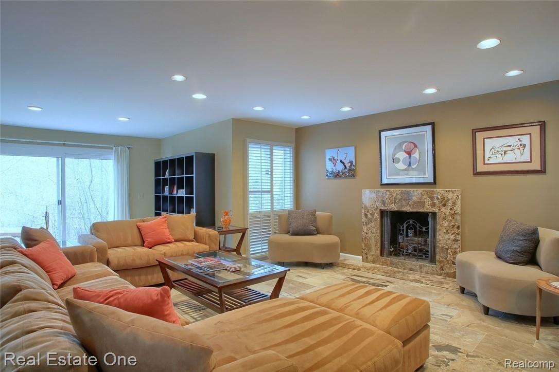 5216 Rector Court Bloomfield Hills, MI 48302 - Photo 14 of 42 15-Family Room.jpg