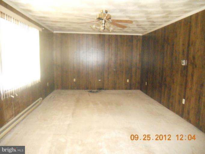 433 Archer Road Kearneysville, WV 25430 - Photo 5 of 10 Living Room