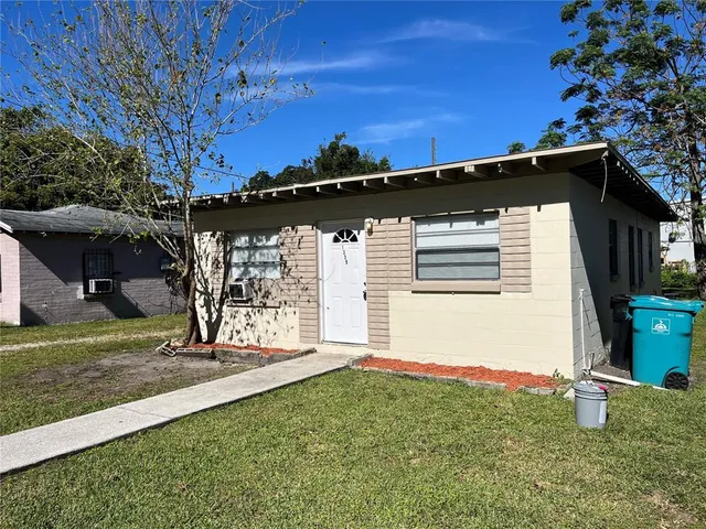 a view of a house with a yard