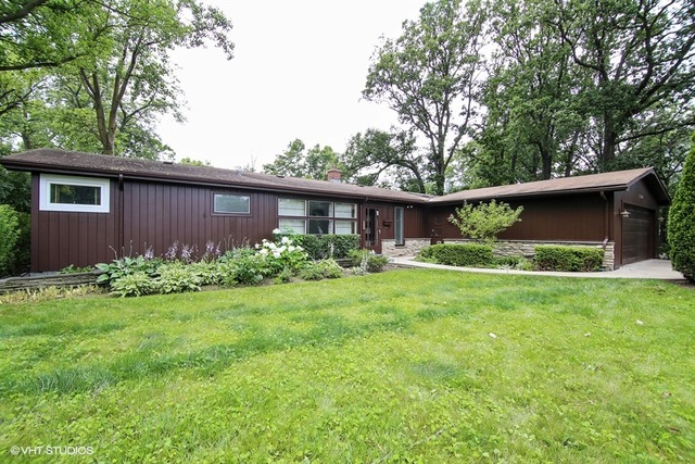a view of a house with backyard and garden