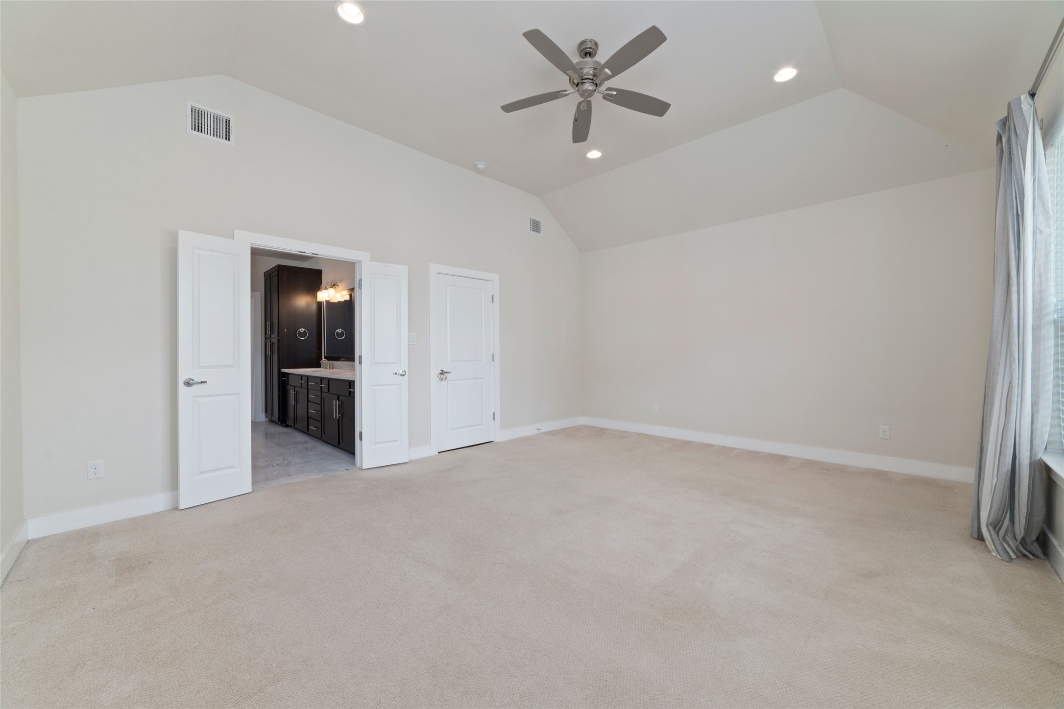 1917 West 15th Street, Unit A Houston, TX 77008 - Photo 18 of 34 an empty room with a empty space and a ceiling fan